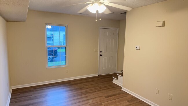Building Photo - Ideal Home Located in the City Limits