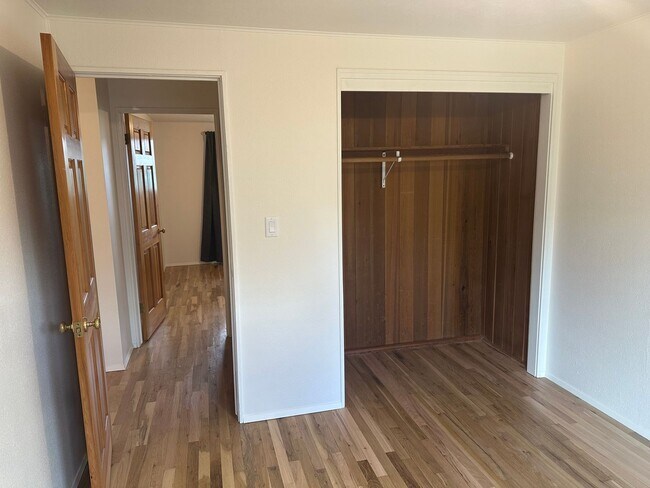 Building Photo - 3 bed, 1 bath house in a great neighborhood!