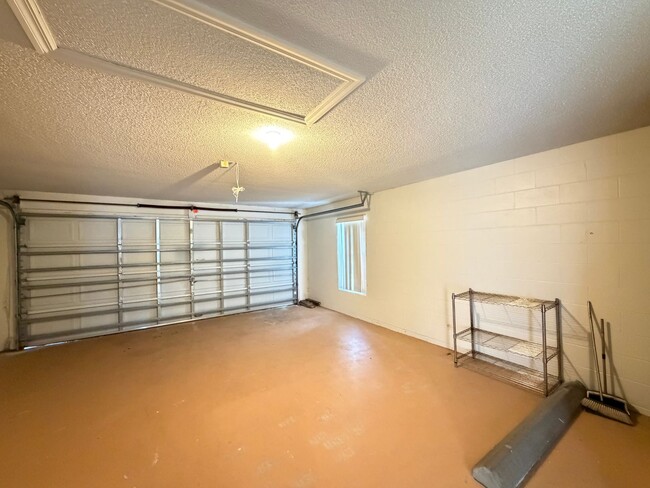 Building Photo - Private pool Single Family House 3 Beds 2 Baths, Resort Style Community. Easy access to Champions...