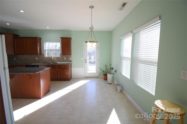 Building Photo - 3296 Saddlebrook Dr