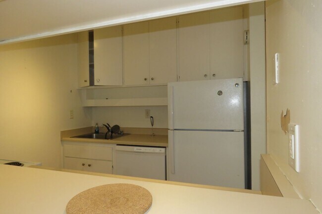 Building Photo - Unique Jr. One Bedroom with Views and Parking
