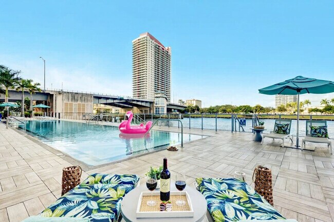 Building Photo - 4010 S Ocean Dr