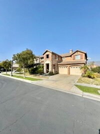 Building Photo - Great 4 bed 4 bath home