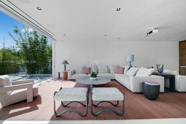 Building Photo - 1051 W 48th St