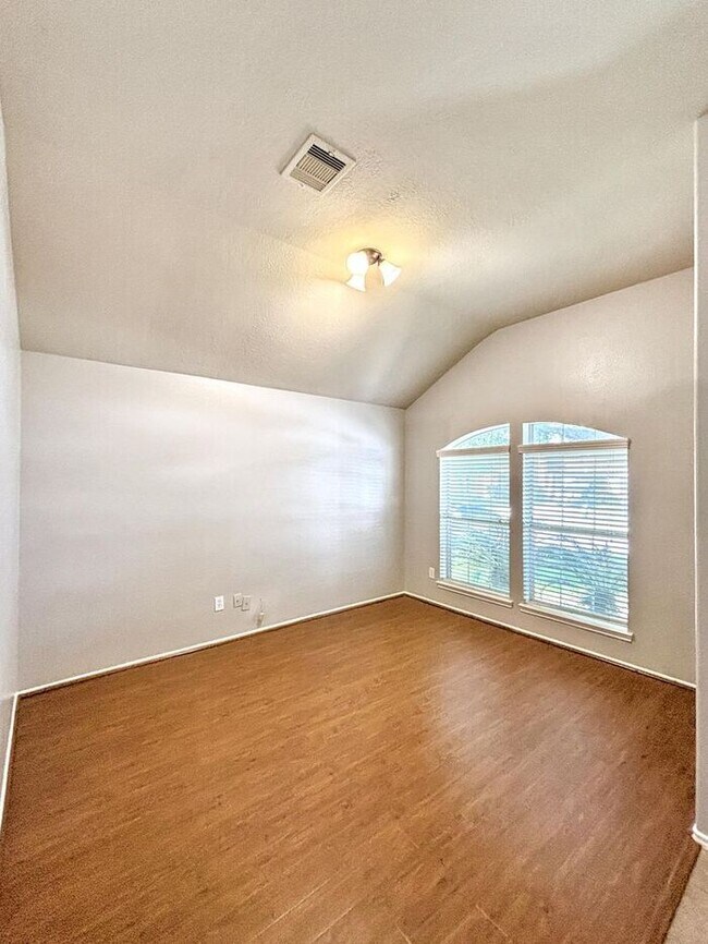 Building Photo - Spacious 3-Bedroom, 2-Bath Home with Conve...