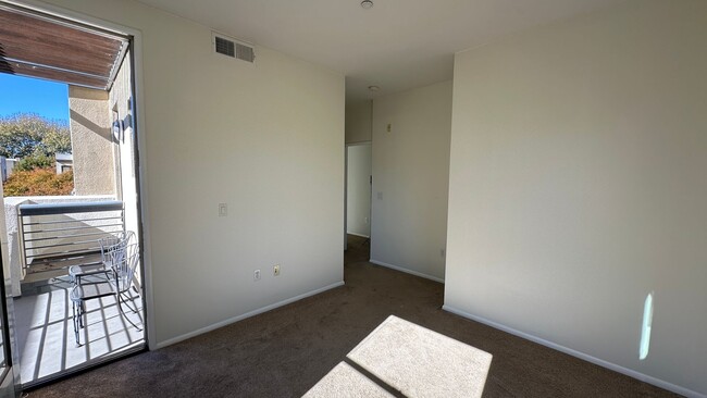 Building Photo - Contemporary 2-Bedroom Condo at the Heart ...