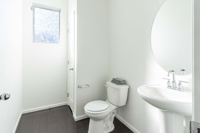 Building Photo - Available NOW! 4 Bedroom 3 Bath Beautiful Home