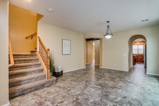 Building Photo - GREAT LOCATION!  Fabulous move-in ready 5 bed /3 bath home in south Tempe