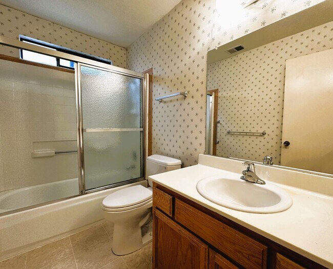 Building Photo - 180 Park Place Dr