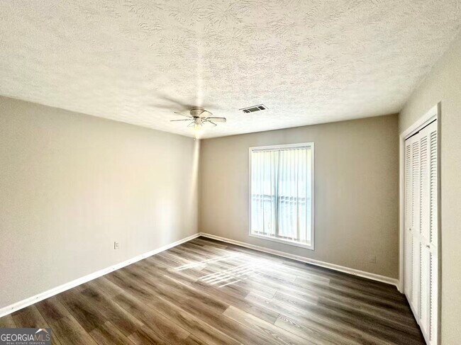 Building Photo - 100 Lakeview Ln