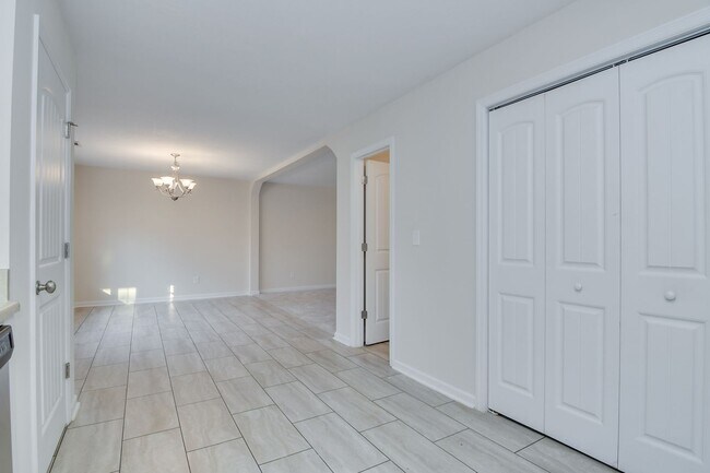 Building Photo - 703 Sycamore Ct
