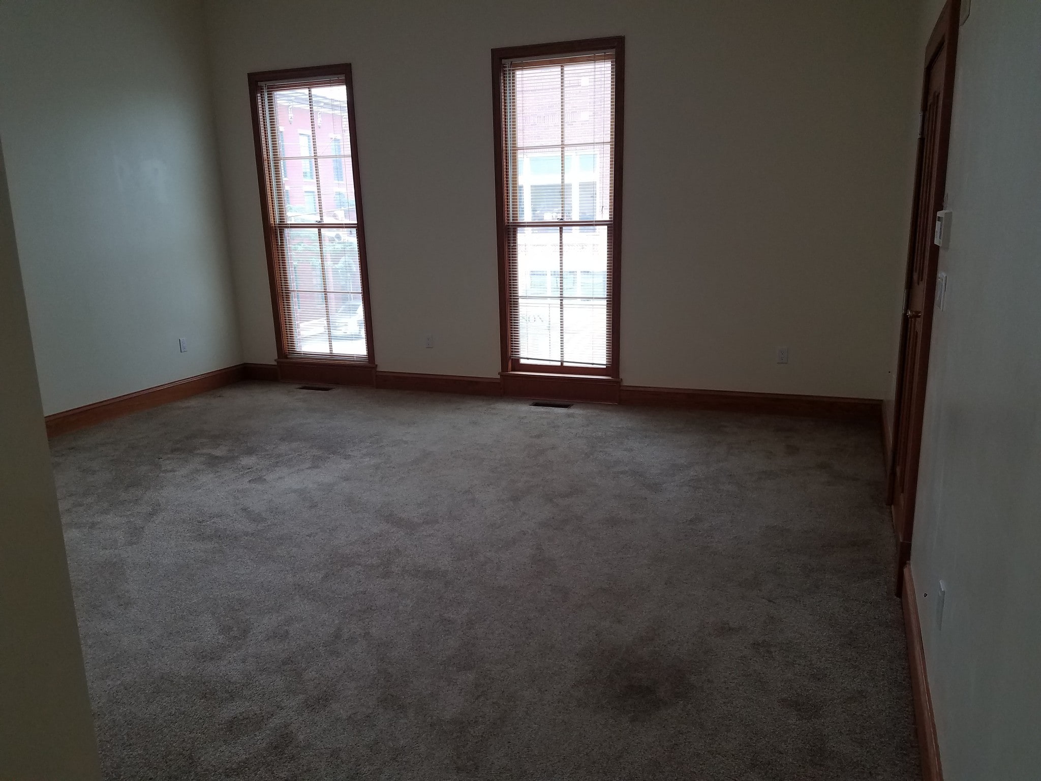 Building Photo - 844 Main St