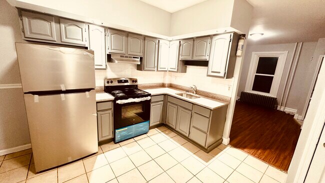 Building Photo - 832 Elliger St