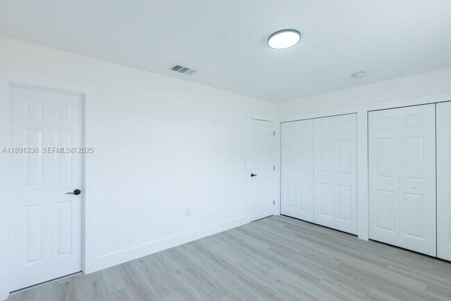 Building Photo - 355 SW 17th Ave