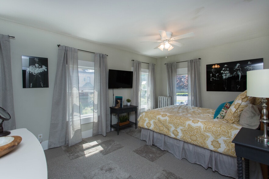 Upstairs Bedroom/Queen bed - 47 Court St