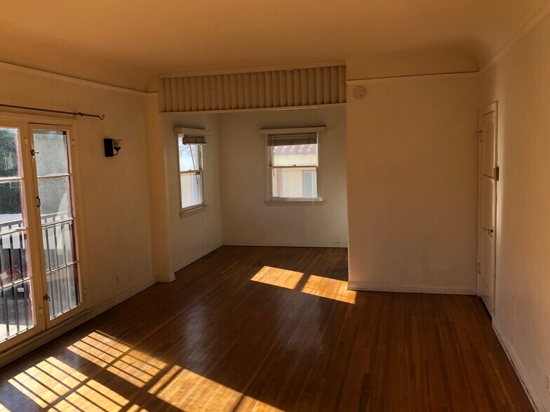 VERY BRIGHT - 1859 Kelton Ave