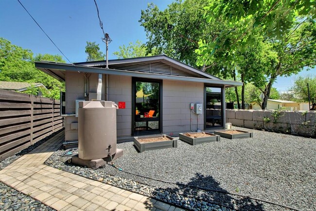 Building Photo - 2015 Eaton Ln