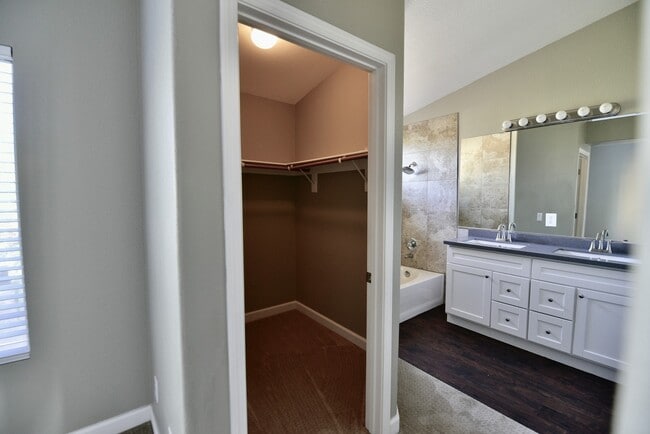 Building Photo - Gorgeous 4BED/2.5 BATH 2 Story Home Locate...