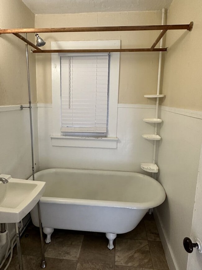 Building Photo - 160-162 Center Street