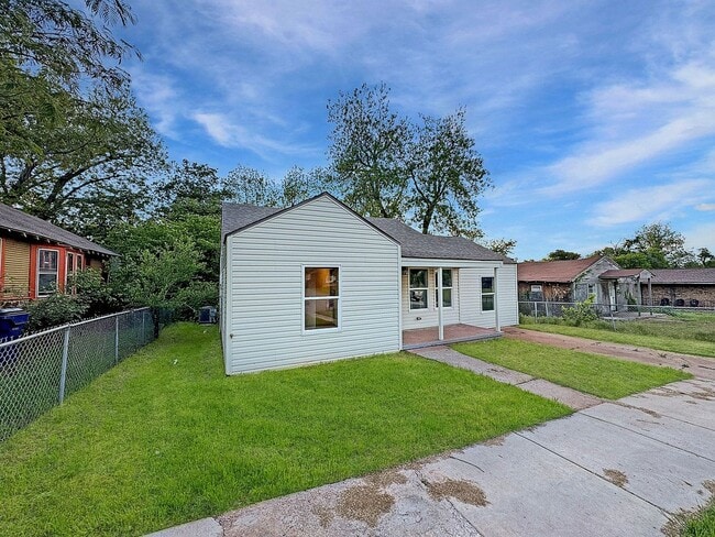 Building Photo - FOR RENT: Charming 2-Bedroom Home with a Versatile Bonus Room!