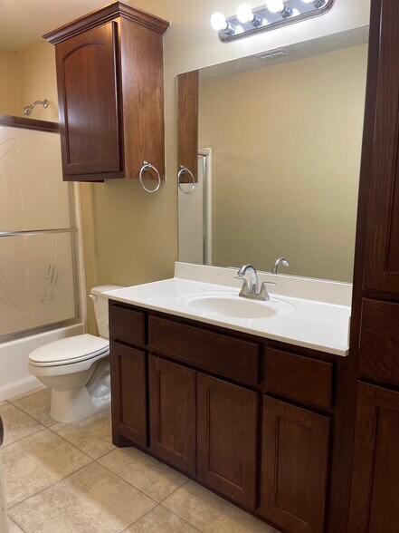 Functional baths! - 3604 Fairmont Ave