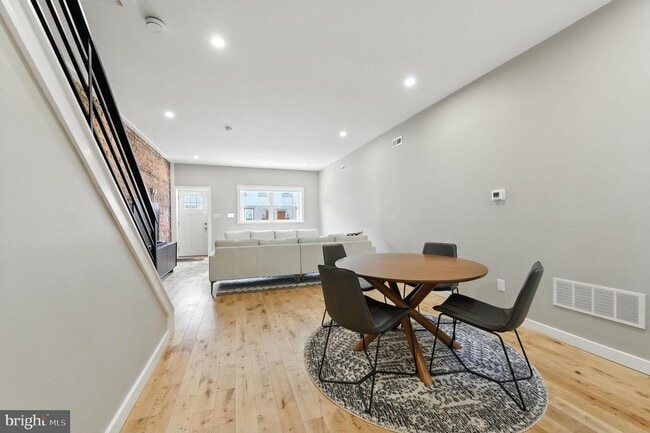 Building Photo - 1937 Dickinson St