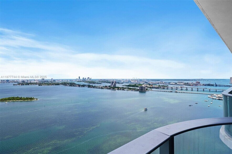 Primary Photo - 700 NE 24th St