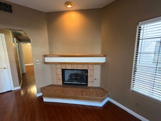 Building Photo - beautiful 2 bedroom condo