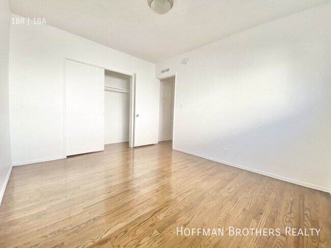 Building Photo - 1162 N Orange Grove Ave