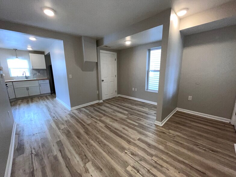 Building Photo - 1404 North Ave NE