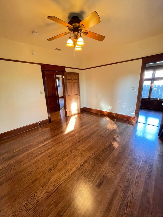 Building Photo - BEAUTIFUL CRAFTSMAN HOME IN SPRING VALLEY