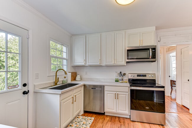 Building Photo - 2701 Oakland Ave