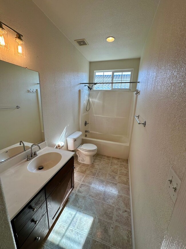 Building Photo - Lovely home with all new appliances and la...