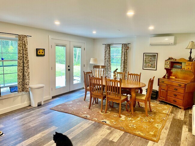 Building Photo - New 3 bed, 3 bath house with in law apt on...