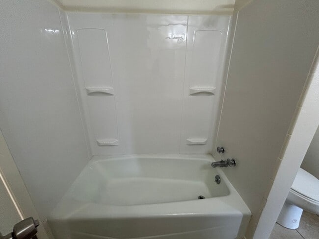 Building Photo - 3 Bed 1.5 Bath Townhome In Excellent Neighborhood