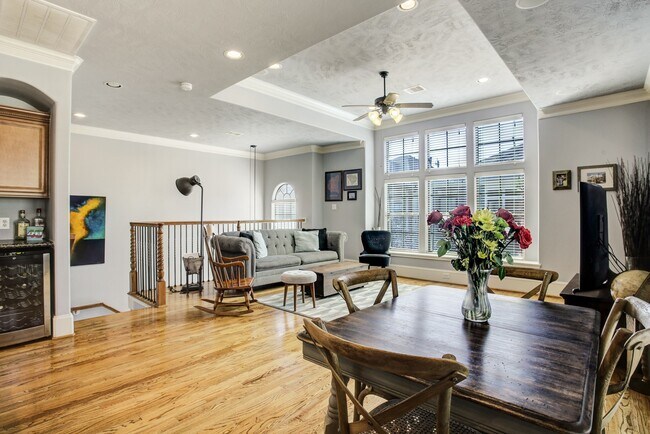 Building Photo - 1364 Studer St