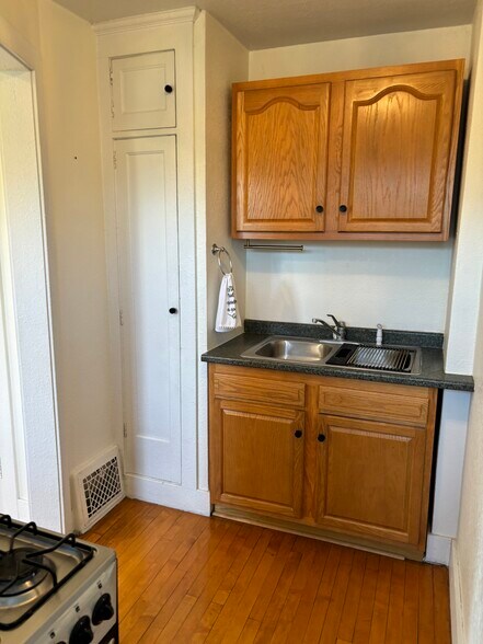 Kitchen - 319 N Lake Rd