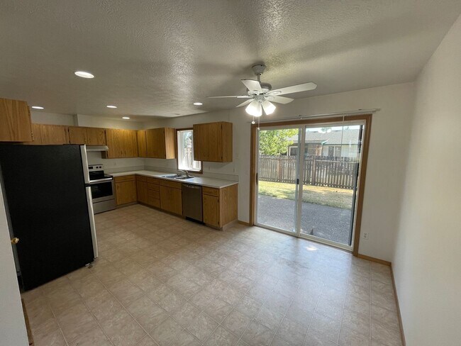 Building Photo - 545