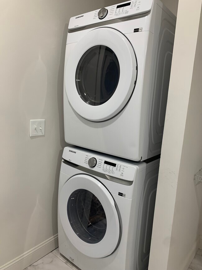 Building Photo - 128 W 9th St