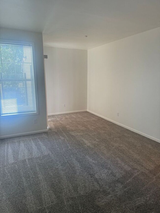Building Photo - Stunning 2-bedroom, 2-bathroom townhouse