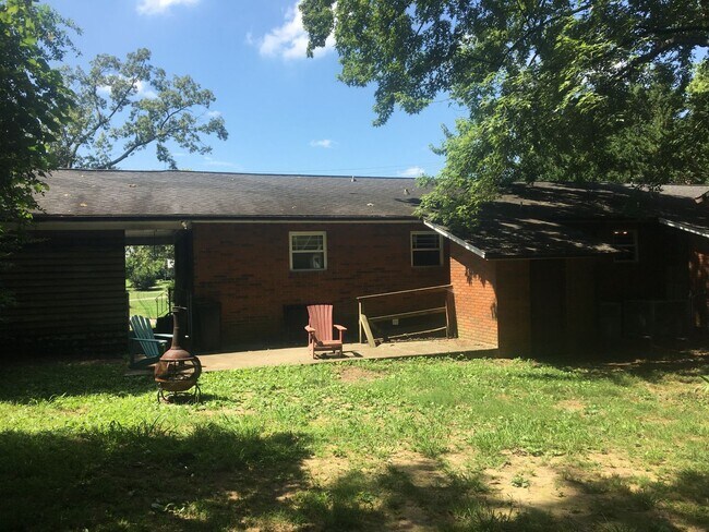 Building Photo - 1100 Piney Grove Church Rd