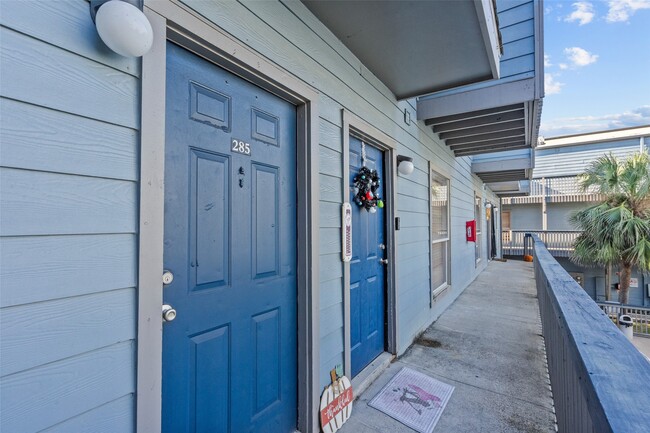 Building Photo - 8100 Seawall Blvd