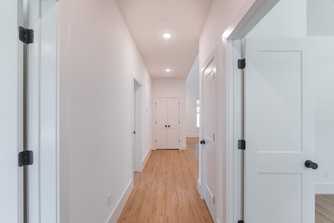 Building Photo - 3203 Hemingway Dr