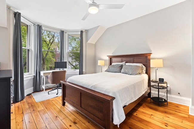 Building Photo - 3438 N Paulina St