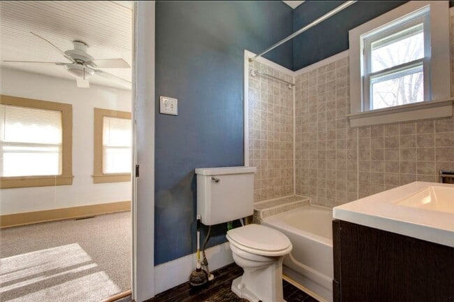 Building Photo - 2 bed 1 bath 792 sqft