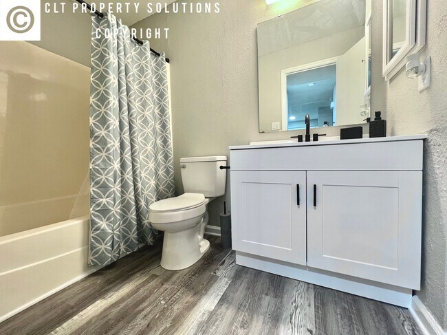 Restroom - 1914 Meadowlark Ln