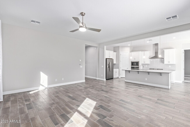 Building Photo - 18335 W Summerhaven Dr