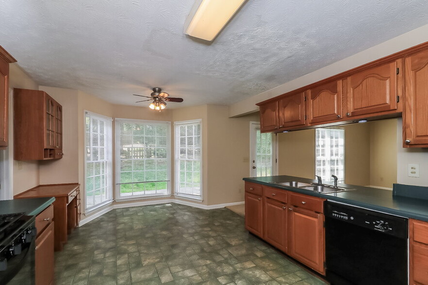 Building Photo - 2885 Summit View Ct