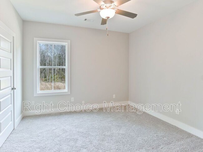 Building Photo - 630 Village Dr