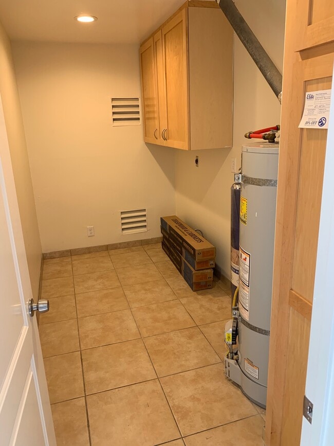 Building Photo - 16765 Barefoot Cir